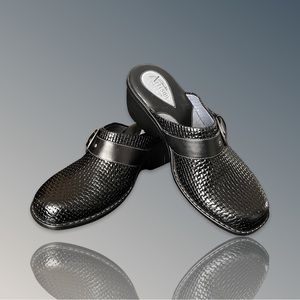 Clarks Black Woven Clog Shoes Women's Size 8.5 Slip on Heel Casual Comfort Mule